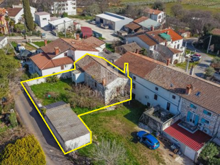 Parenzo, dintorni, casa in pietra con cortile e molto potenziale