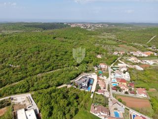 Rovigno, dintorni, terreno su una collina con vista aperta