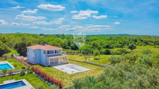Esclusivo! Bellissima villa con piscina immersa nel verde!