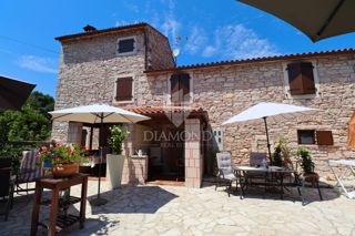 Splendida Casa in Pietra con Tre Unità Abitative e un Grande Cortile!