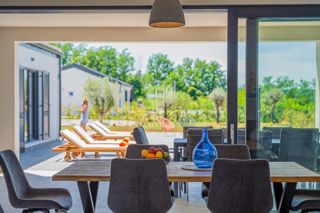 Nuova casa con piscina, zona di Labin