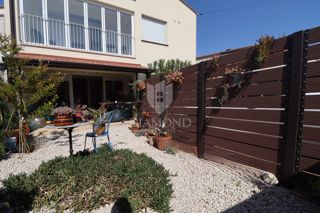 Nuova costruzione! Appartamento trilocale al piano terra con ampio giardino e parcheggio. A 1 km dal mare, nel centro del paese.