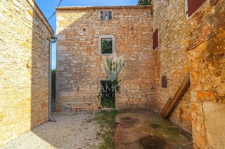 Parenzo, dintorni, casa in pietra d'Istria da ristrutturare completamente!