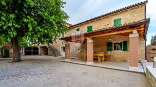 Žminj, casa in pietra con piscina e ampio giardino