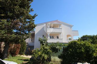 Medolino, una casa con tre appartamenti e una piscina