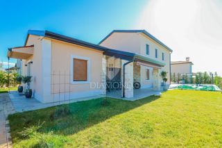 Cittanova, dintorni! Una bellissima villa in una posizione ricercata a 700 m dal mare!