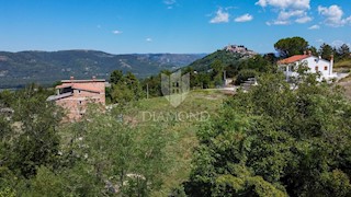 Opportunità per gli investitori, terreno con vista su Montona.