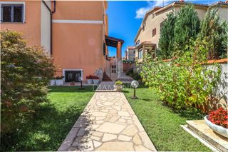 Casa con 4 camere da letto e garage, a 500 m dal mare, vicino a Medolino!