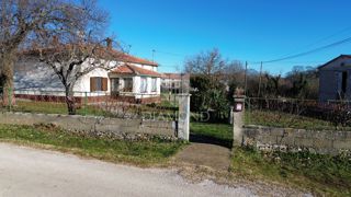 Una bella casa con un ampio giardino vicino a Pola