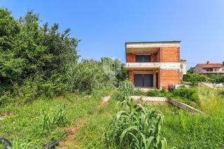 Valtura – Terreno edificabile con casa in fase di costruzione e piscina!