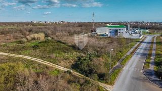 Parenzo, ampio terreno ad uso commerciale