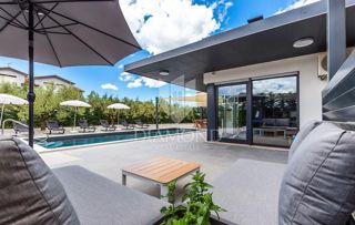 Parenzo, casa moderna con piscina in una posizione ambita