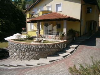 Opatija, dintorni, bella casa familiare con tre appartamenti, immersa nella natura