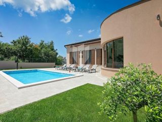 Labin, una nuova villa con piscina in una posizione esclusiva