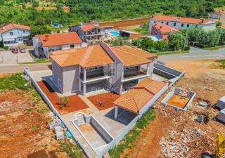 Momiano, dintorni! Casa bifamiliare con piscina in un nuovo edificio!