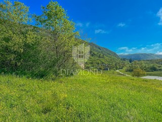 Dintorni di Oprtalj, terreno in una posizione tranquilla