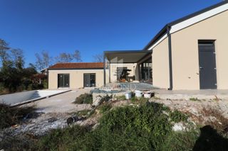 Labin, bella casa per le vacanze di nuova costruzione con piscina