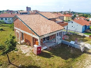 OPPORTUNITÀ! Parenzo, dintorni, casa bifamiliare con piscina!