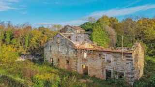 Oprtalj, dintorni! Terreno edificabile con ruderi in posizione tranquilla!