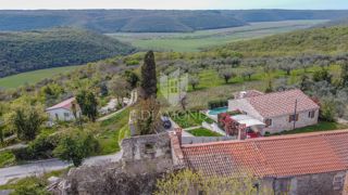 Istria, zona di Buie - casa a schiera con vista panoramica!