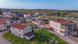 Istria, Umago - dintorni, tipica casa istriana con giardino!