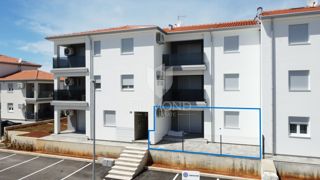 Parenzo, dintorni, appartamento al piano terra con terrazza e giardino sul retro