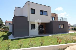 Casa bifamiliare con piscina, posizione tranquilla vicino a Parenzo