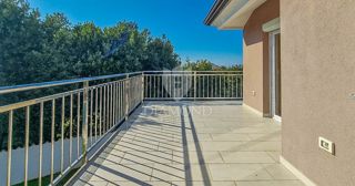 OPPORTUNITÀ! Umag e dintorni. Appartamento con due terrazze + monolocale.