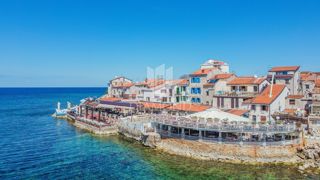 Umago, casa istriana con uffici 1a fila al mare!