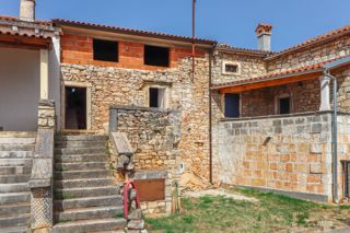 Parenzo, dintorni, casa a schiera da ristrutturare in ottima posizione