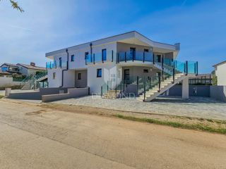 Umago, dintorni, nuova costruzione! Moderno appartamento al 1° piano a 450 m dal mare!