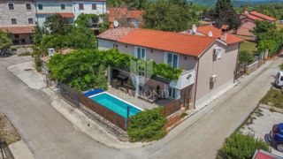 Buie, dintorni, casa con due unità abitative e piscina