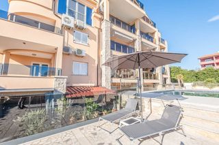 Appartamento a Medulin, oasi con terrazza e piscina a 200 m dal mare