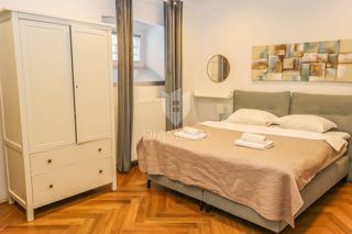 Pola, centro, piano con tre unità abitative