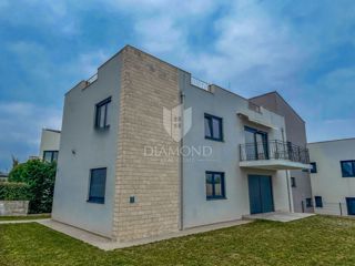 Parenzo, dintorni, appartamento con tre camere da letto al primo piano con terrazza sul tetto!