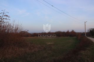 Bel terreno edificabile, piccolo villaggio vicino a Rovinj