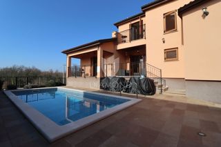 Casa con piscina e ampio giardino a 10 minuti da Parenzo e dalle spiagge