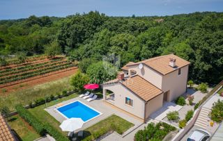 Parenzo, dintorni, villa con piscina immersa nel verde