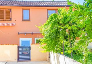 Due case a Vinkuran con un appartamento ristrutturato e vista mare.