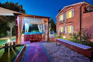 Umago, dintorni! Grande casa con piscina e jacuzzi!