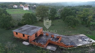 Barban, terreno edificabile con la costruzione dell'edificio iniziata