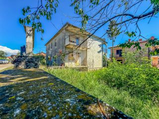 Umago, casa da ristrutturare con tanto giardino vicino alla città!