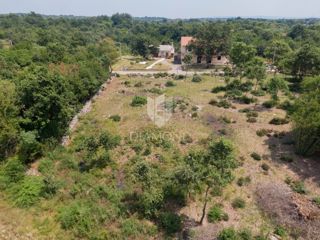 Un bel terreno in un tranquillo villaggio vicino a Svetvinčenat