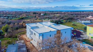 Umago, nuovo edificio! Piano terra con vista mare!