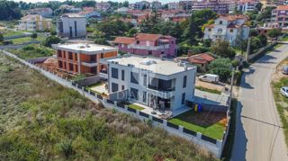 Nuovo edificio moderno vicino alla spiaggia vicino a Medolino!