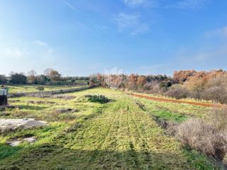 Istria, ampio terreno edificabile a 3 km dal mare