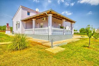 Nuova casa a un piano su un ampio terreno vicino a Pola! 