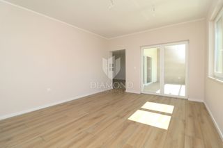 Parenzo, nuova costruzione, appartamento al primo piano a 500m dal mare!