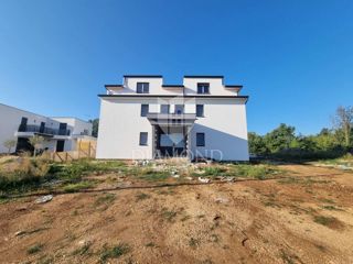 Parenzo, dintorni, appartamento con tre camere da letto al primo piano in una zona tranquilla!