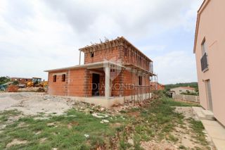 Casa con piscina in fase di costruzione – Pola, centro più ampio